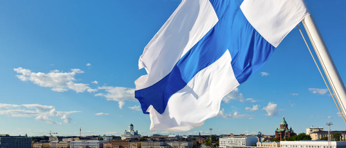 флаг Финляндии в лучах солнца