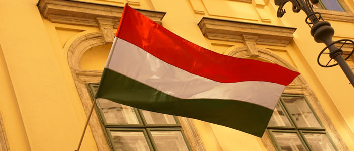 флаг Венгрии на вечерней улице